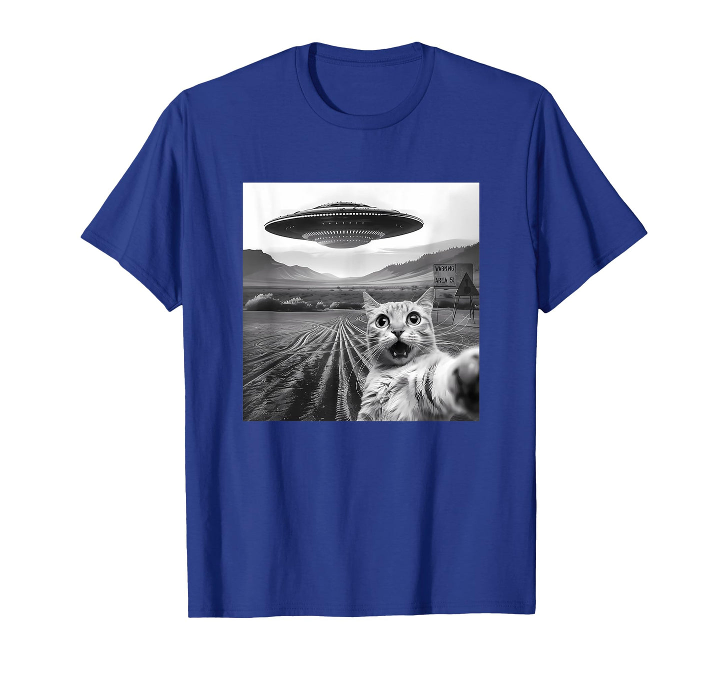 Funny Area 51 UFO Cat Selfie with Alien Cat UFOs Meme Weird T-Shirt