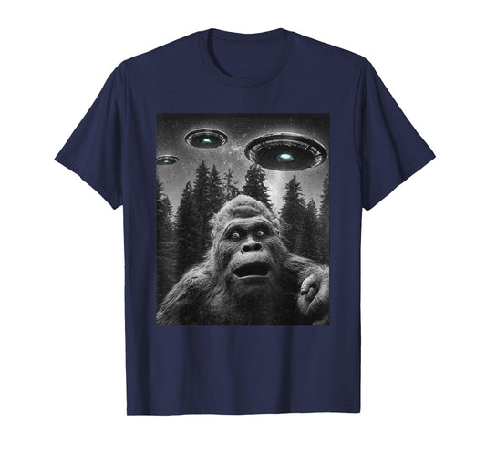 Funny Bigfoot Sasquatch shirt Selfie With Alien UFO For Men T-Shirt