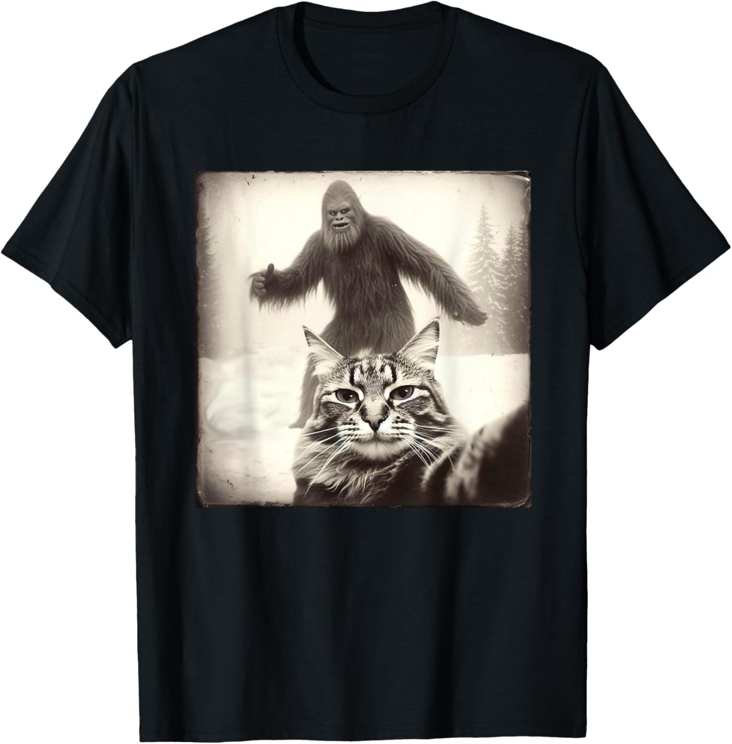 Selfie Cat Finds Bigfoot Sasquatch Funny Cat Bigfoot Photo T-Shirt
