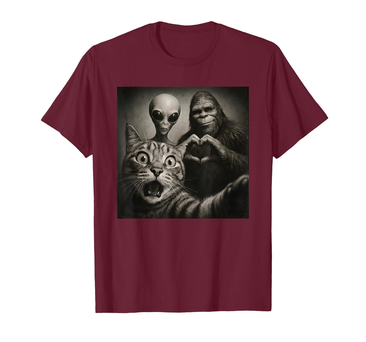 Funny Surprised Scared Cat Selfie Alien Bigfoot Sasquatch T-Shirt