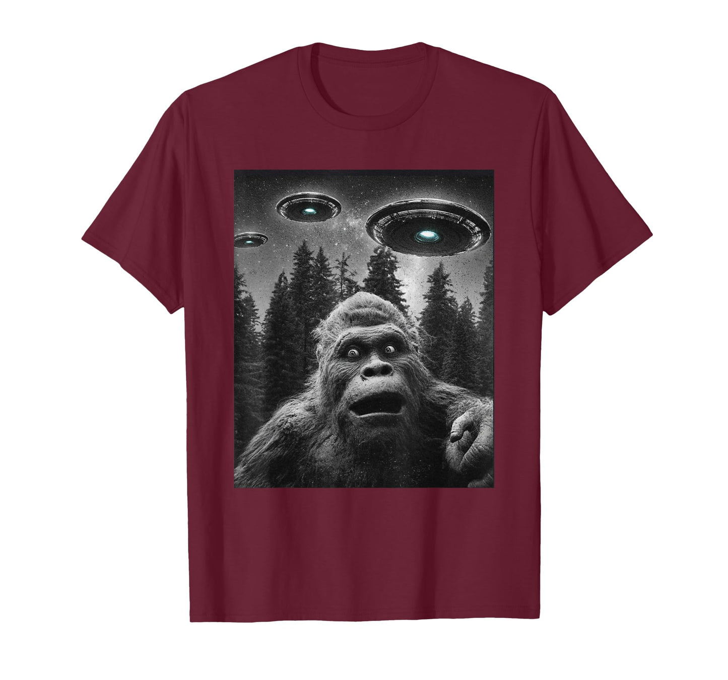 Funny Bigfoot Sasquatch shirt Selfie With Alien UFO For Men T-Shirt