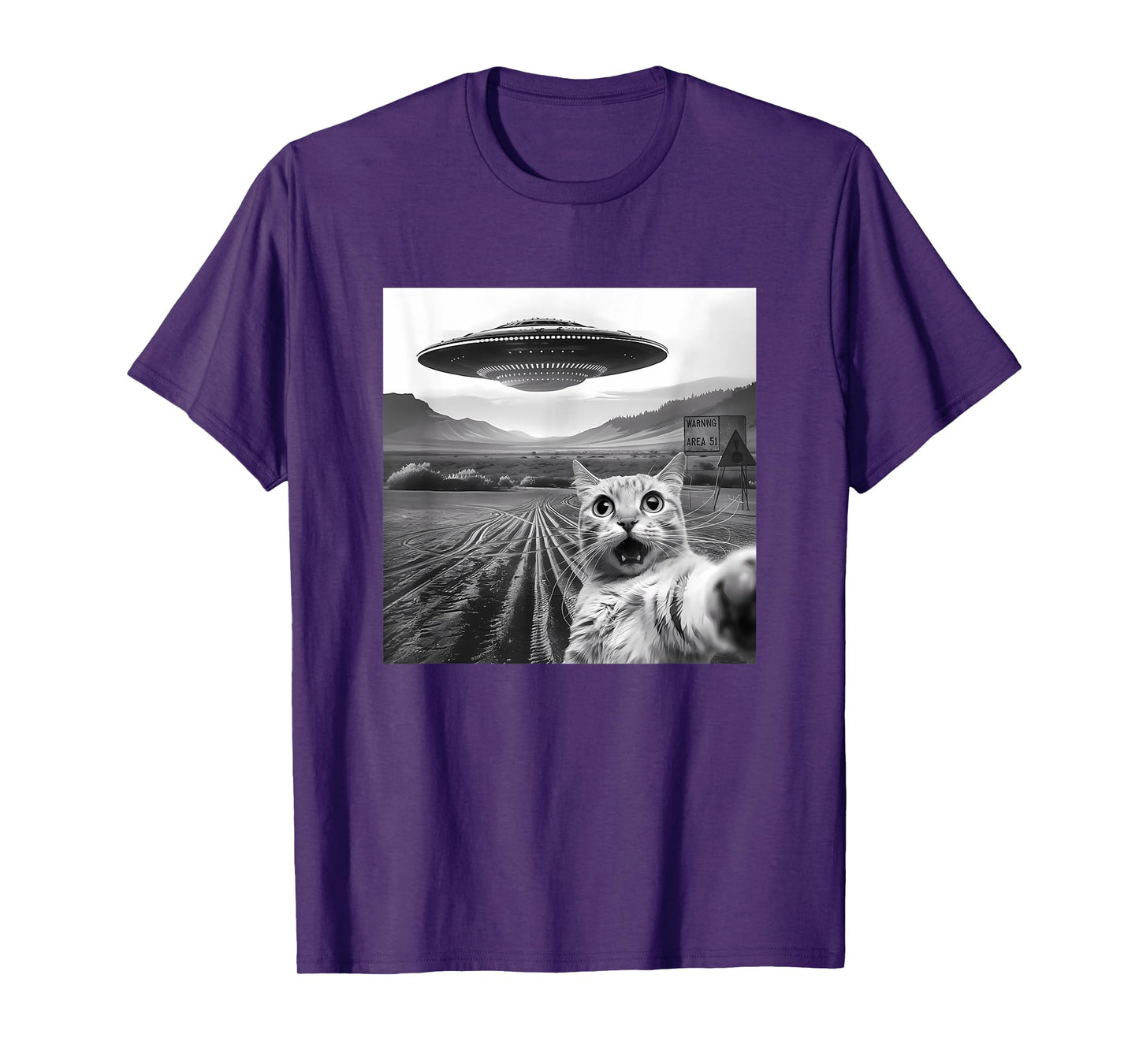 Funny Area 51 UFO Cat Selfie with Alien Cat UFOs Meme Weird T-Shirt