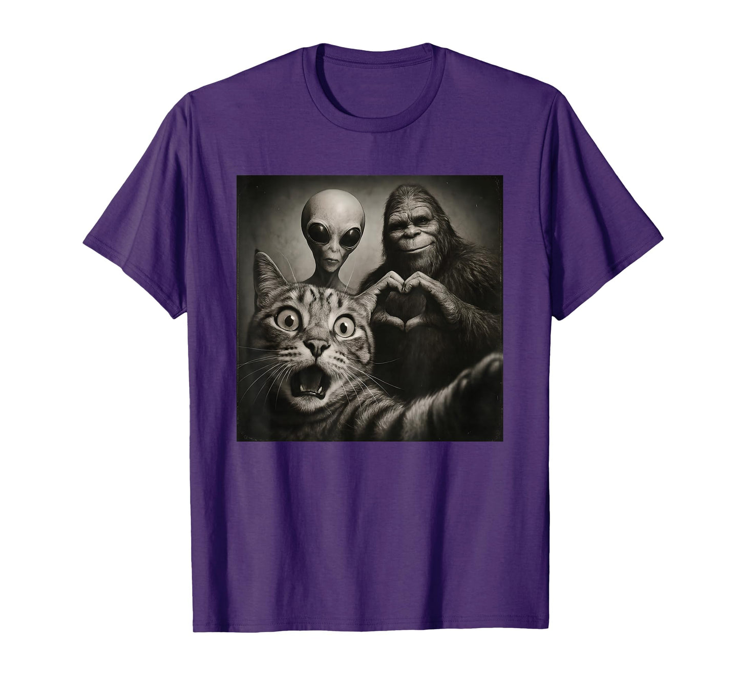 Funny Surprised Scared Cat Selfie Alien Bigfoot Sasquatch T-Shirt