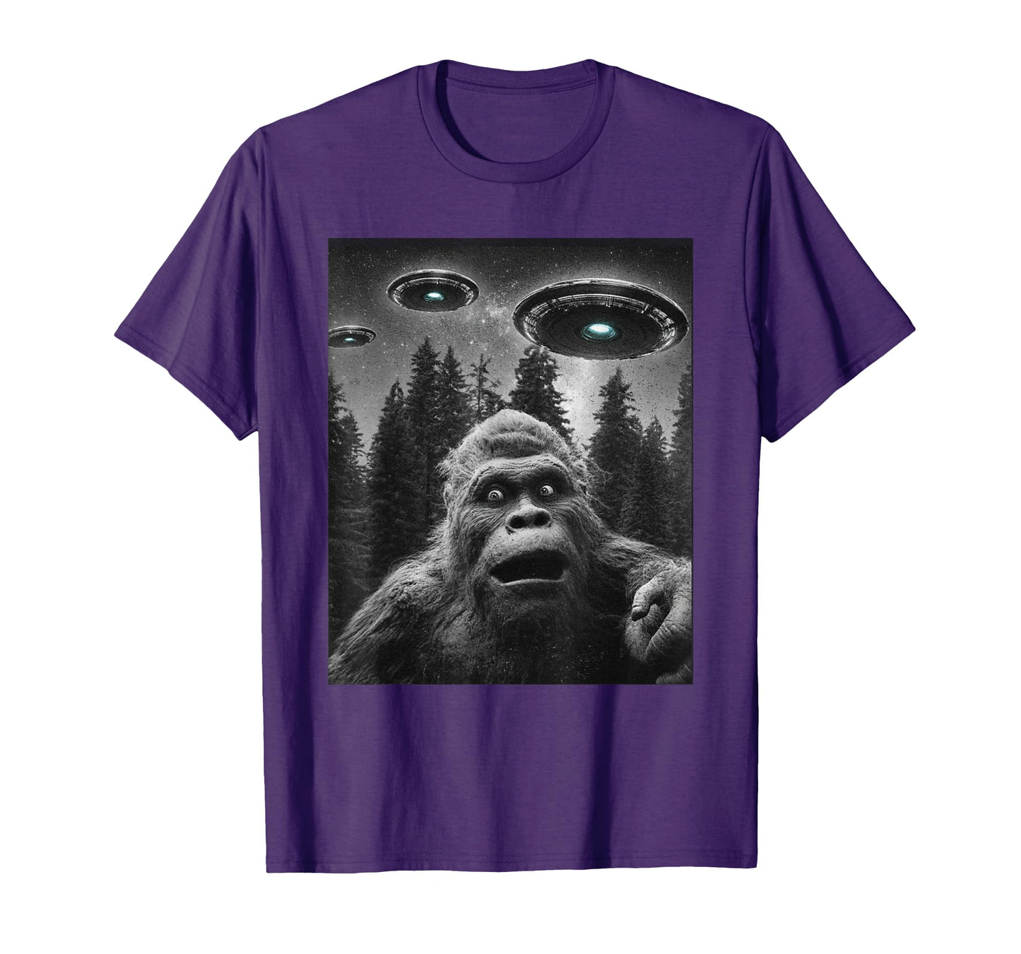 Funny Bigfoot Sasquatch shirt Selfie With Alien UFO For Men T-Shirt