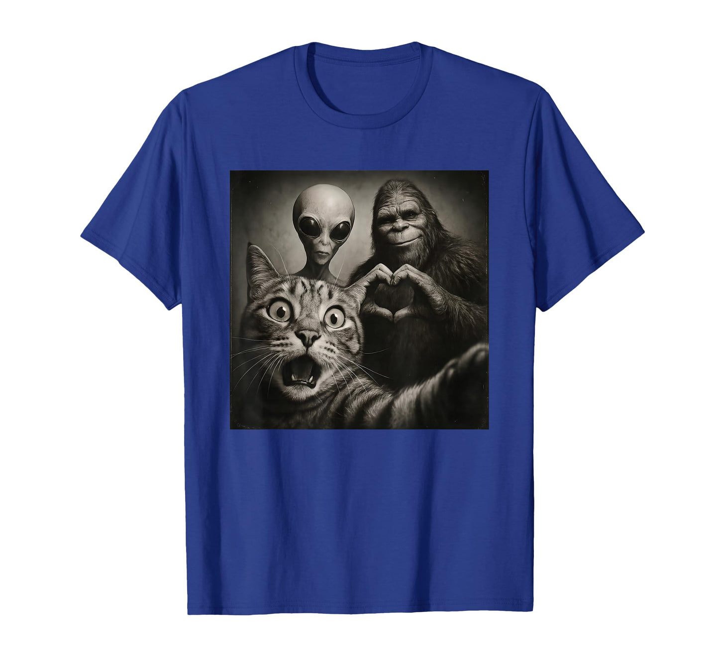 Funny Surprised Scared Cat Selfie Alien Bigfoot Sasquatch T-Shirt