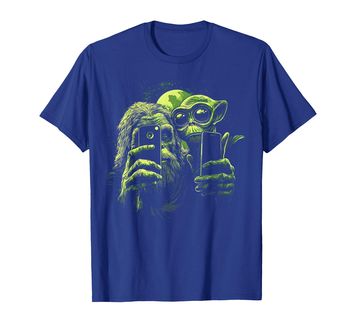 Bigfoot And Alien Sasquatch Love Selfie Funny Sarcastic T-Shirt