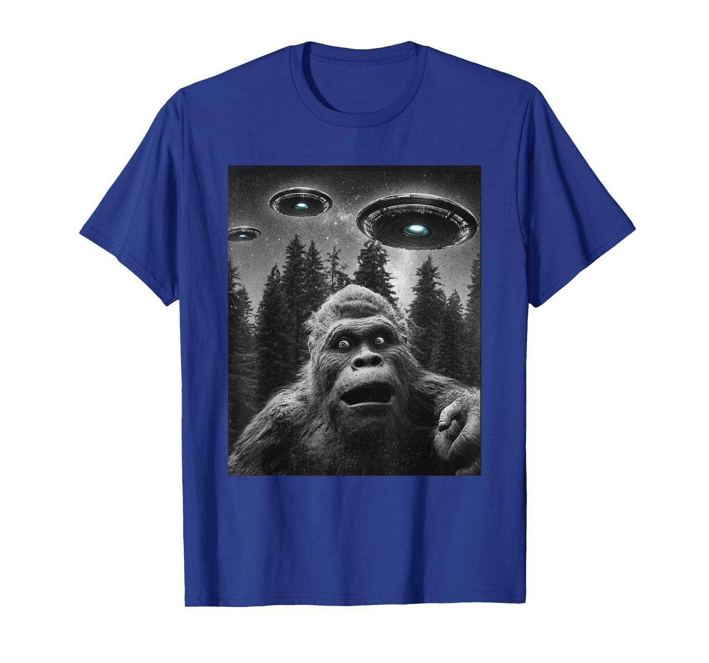 Funny Bigfoot Sasquatch shirt Selfie With Alien UFO For Men T-Shirt