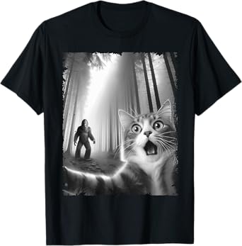 Cat Selfie With Bigfoot & UFO Funny Bigfoot Sasquatch & Cat T-Shirt