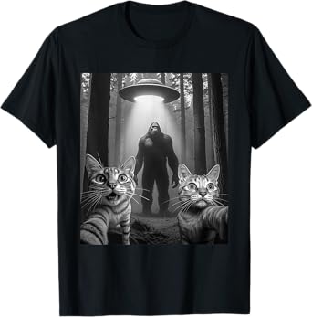 Funny Surprised Cat Selfie With Bigfoot Sasquatch Alien UFO T-Shirt