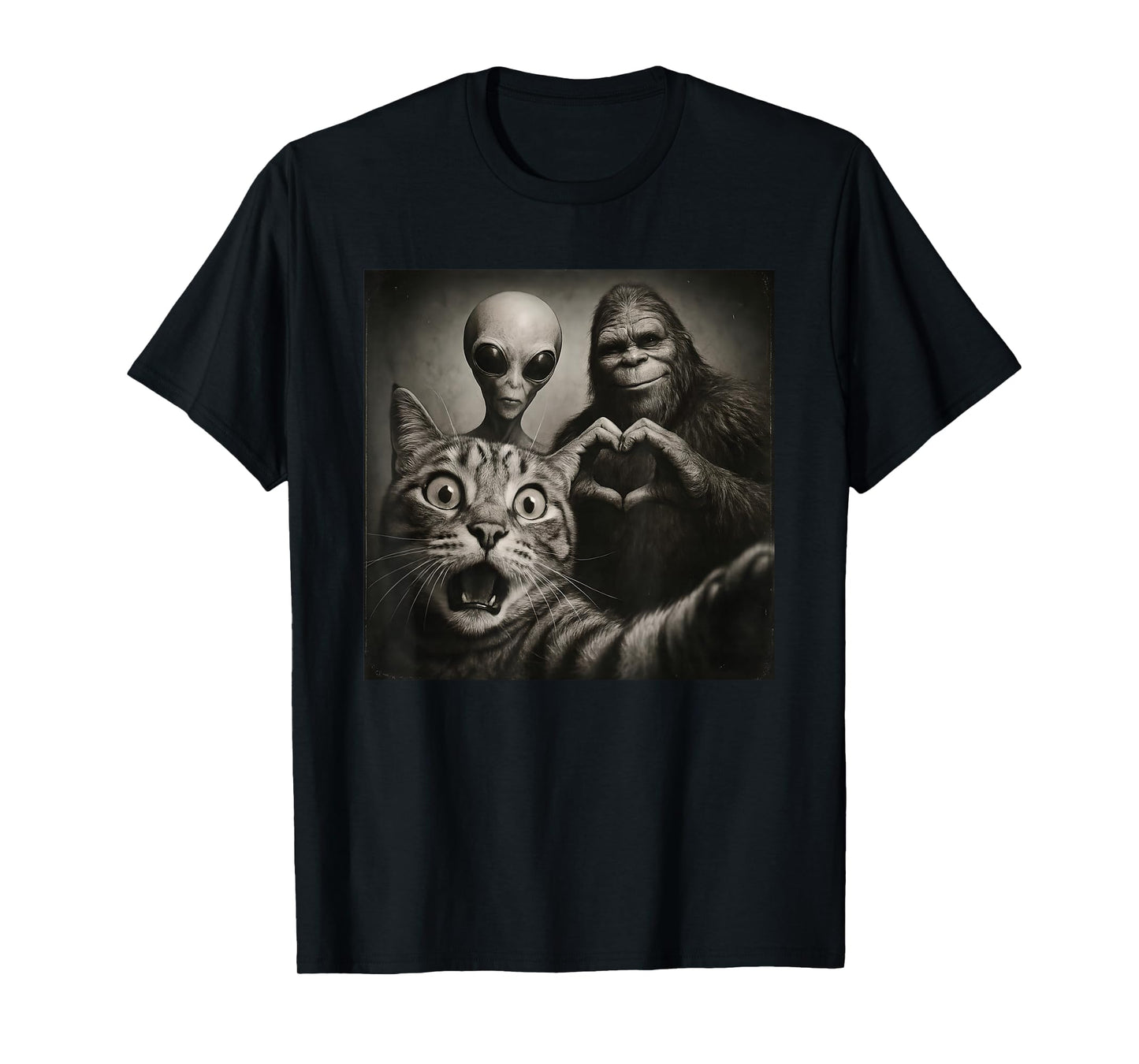 Funny Surprised Scared Cat Selfie Alien Bigfoot Sasquatch T-Shirt