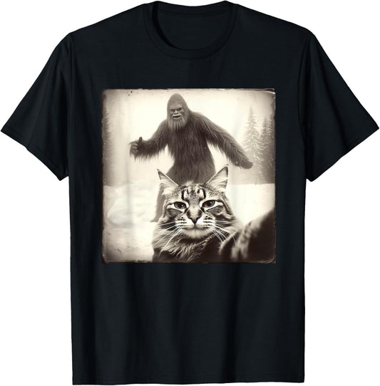 Selfie Cat Finds Bigfoot Sasquatch Funny Cat Bigfoot Photo T-Shirt