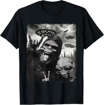 Funny Bigfoot & Alien Sasquatch Rock On Hand Sign UFO Selfie T-Shirt