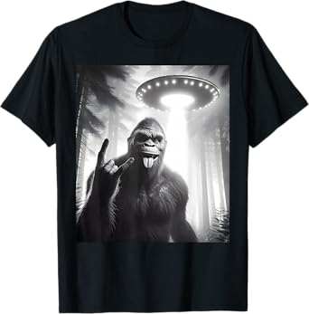 Funny Sasquatch Bigfoot Selfie With UFO Alien Rock Sign T-Shirt