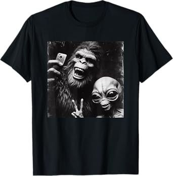 Retro Selfie Alien Bigfoot Funny Novelty Bigfoot Alien T-Shirt