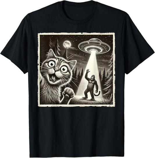 Cat Selfie With Bigfoot UFO Funny Cat Sasquatch Lover T-Shirt