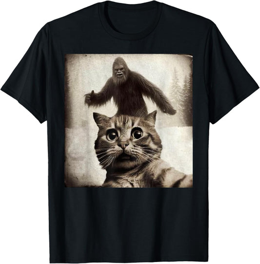 Funny Cat Selfie With Bigfoot Sasquatch Cat Bigfoot Photo T-Shirt