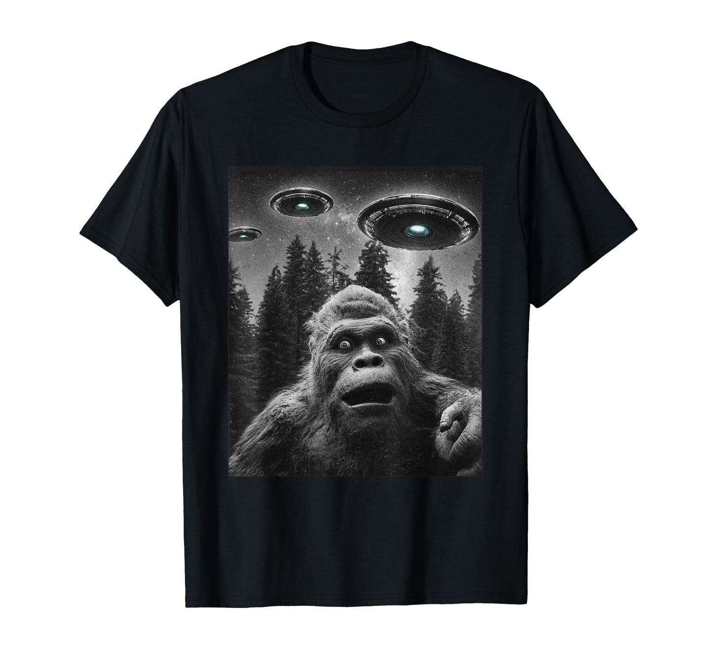 Funny Bigfoot Sasquatch shirt Selfie With Alien UFO For Men T-Shirt