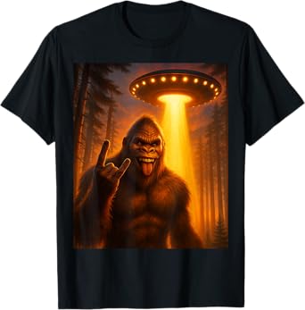 Sasquatch Bigfoot Selfie With UFO Alien Rock On Gift Graphic T-Shirt